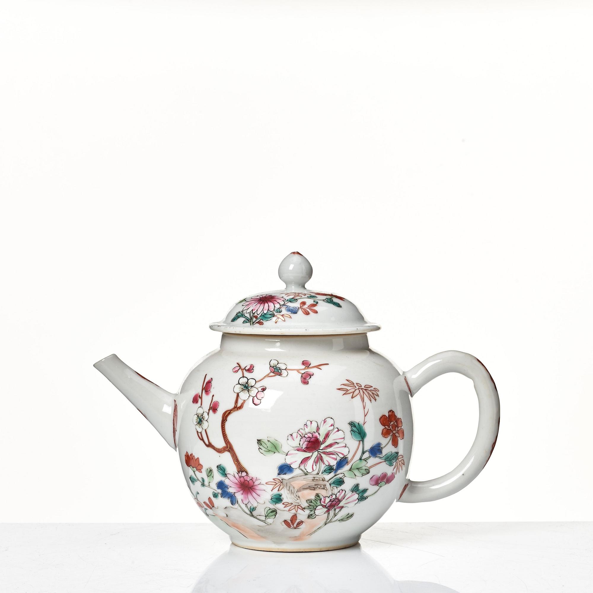 Tekannor, två stycken, kompaniporslin. Qingdynastin, Qianlong (1736-95).