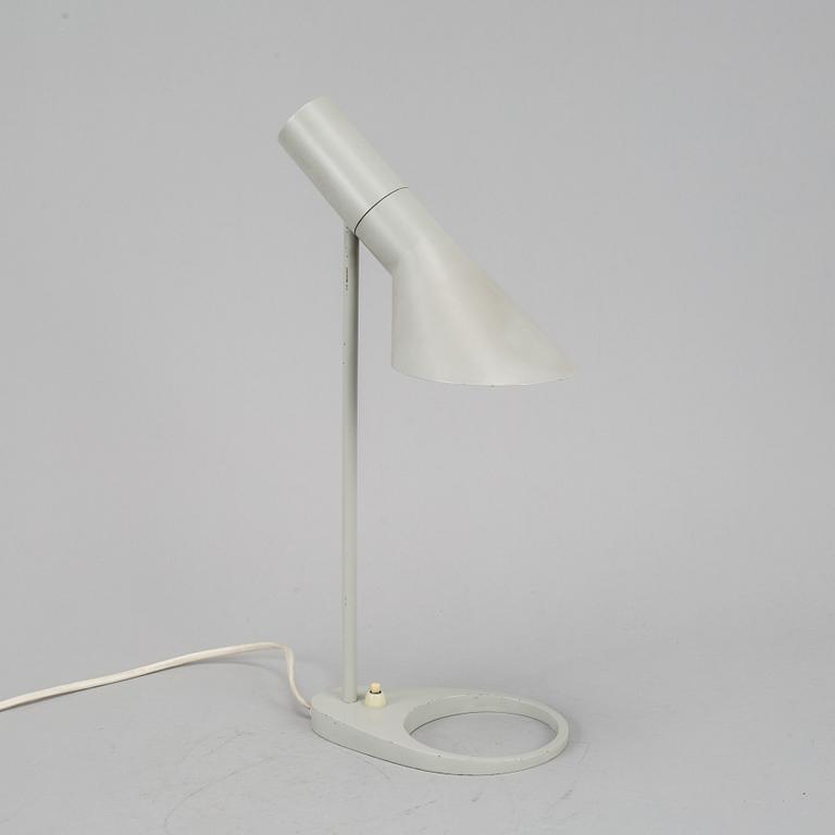 Arne Jacobsen, bordslampa, "AJ", Louis Poulsen / på licens av Axel Annell.