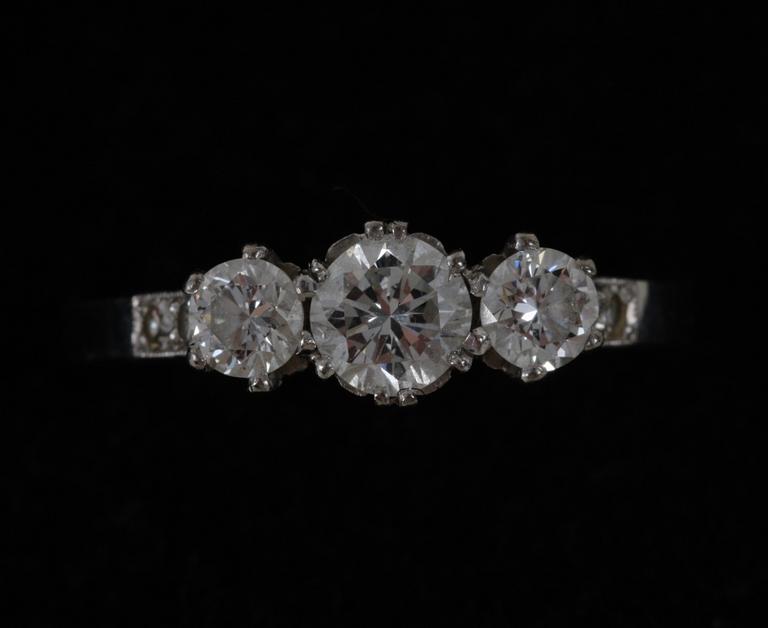 RING, vitguld 18 K, med trillingbriljanter 0,87 ct, enligt gravyr.