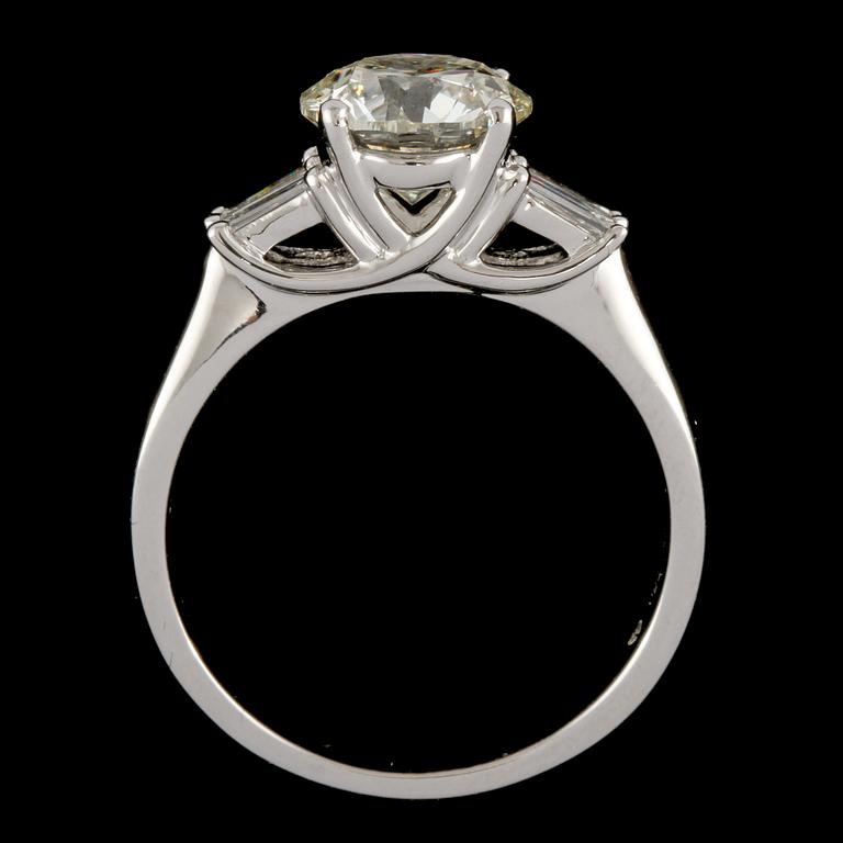 RING, 18K vitguld med briljantslipad diamant 2.00 ct samt 4 baguettslipade diamanter 0.31 ct. Vikt 4,5 gram.