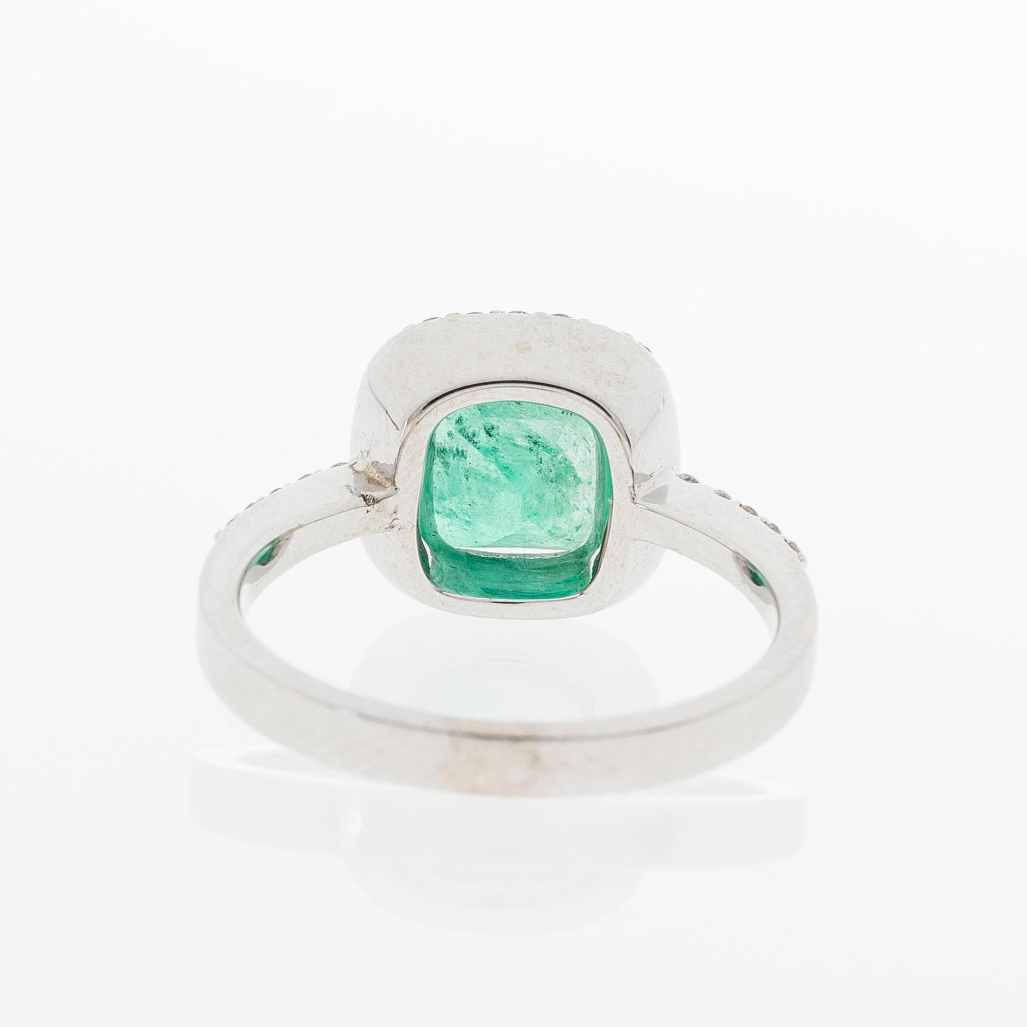 A RING, facetted emerald, brilliant cut diamonds, 14K white gold.