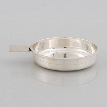 W.A. Bolin, serveringsskål med hänkel, silver, Stockholm 1951.