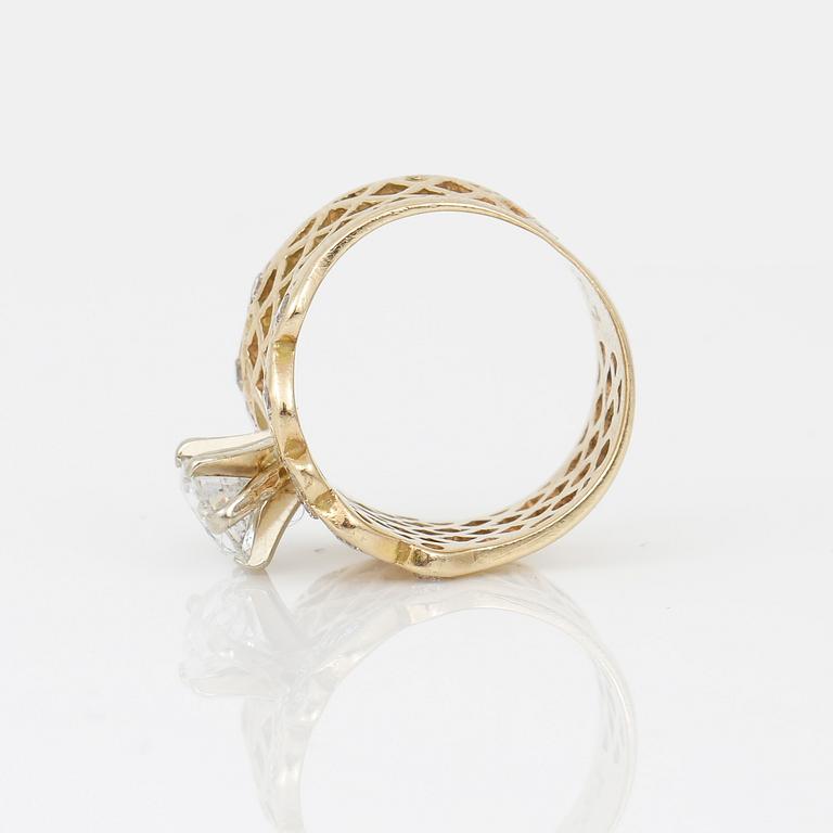 RING, 14k guld och droppslipad diamanter, ca 1,50 ct. Vikt ca 4,83 g.