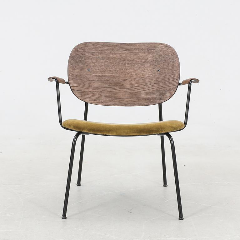 Norm Architects karmstol "Co-pilot Lounge Chair" för Menu Danmark samtida.