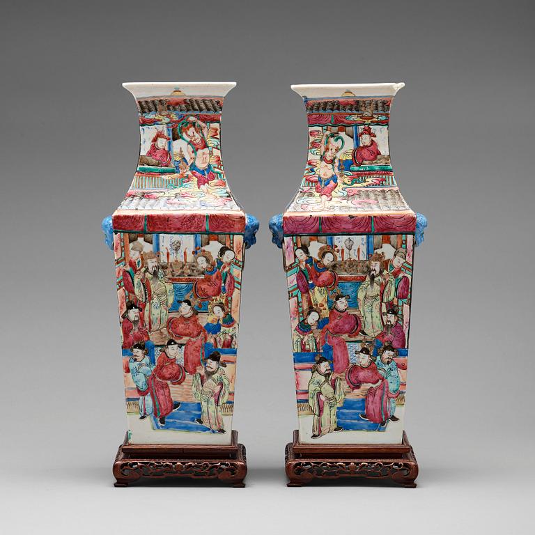 A pair of famille rose vases, Qing dynasty, 19th Century.