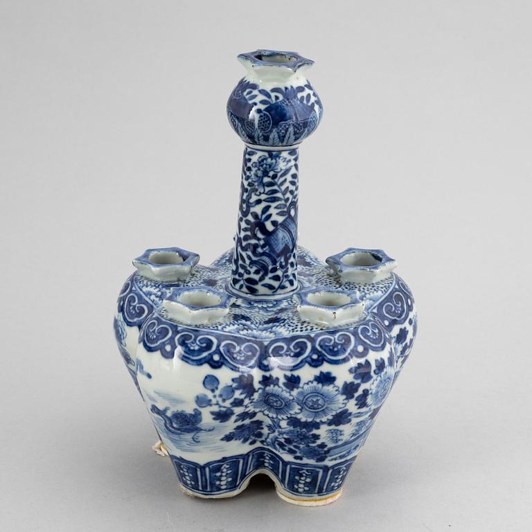 A blue and white tulip vase, Qing dynasty, 19th Century.