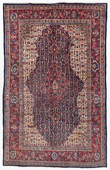 A Sarough carpet, approx. 333 x 210 cm.
