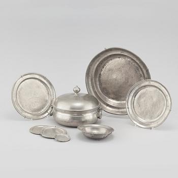 Five plates, two bowls and one poridge bowl with lid in pewter, 18th, 19th and 20th century.