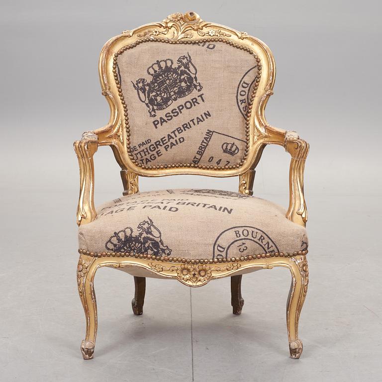 KARMSTOL, rokokostil. 1900-talets andra hälft.