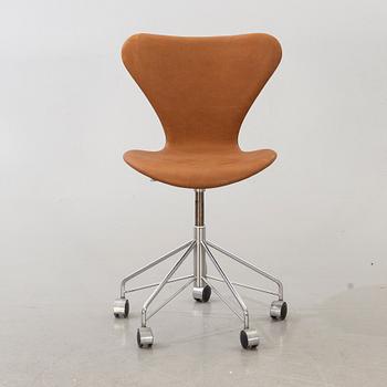 ARNE JACOBSEN, skrivbordsstol, "Sjuan" för Fritz Hansen, Danmark.