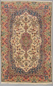 A RUG , semiantik Kirman, ca 245 x 147 cm.