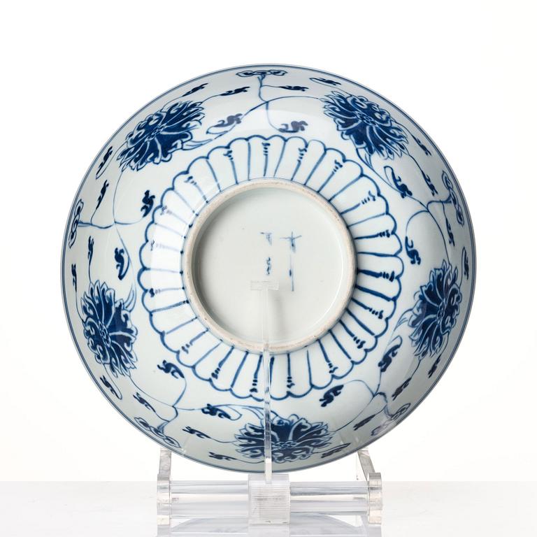 A blue and white lotus bowl, Qing dynasty, 19th Century.