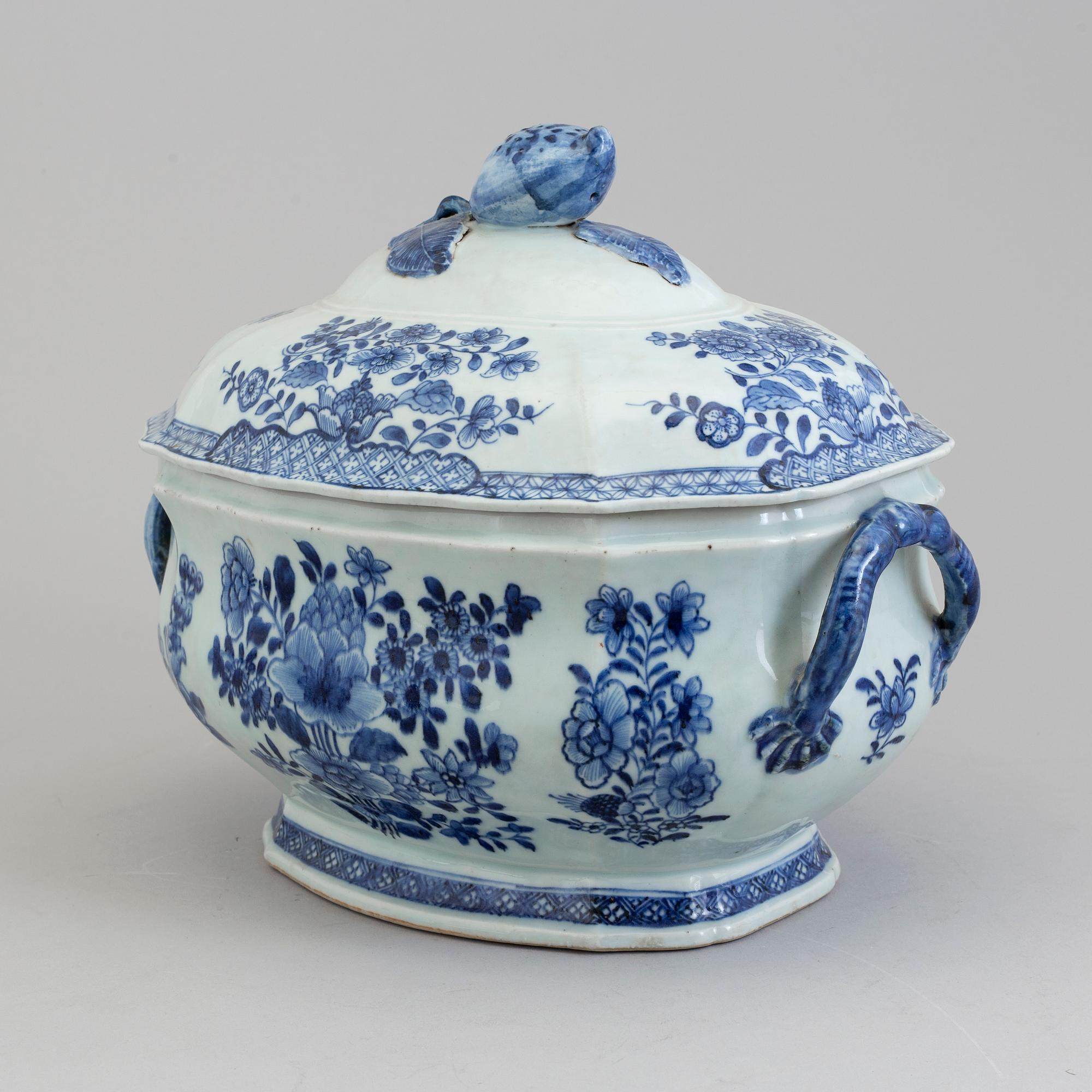 A blue and white tureen with cover, Qing dynasty, Qianlong (1736-95).