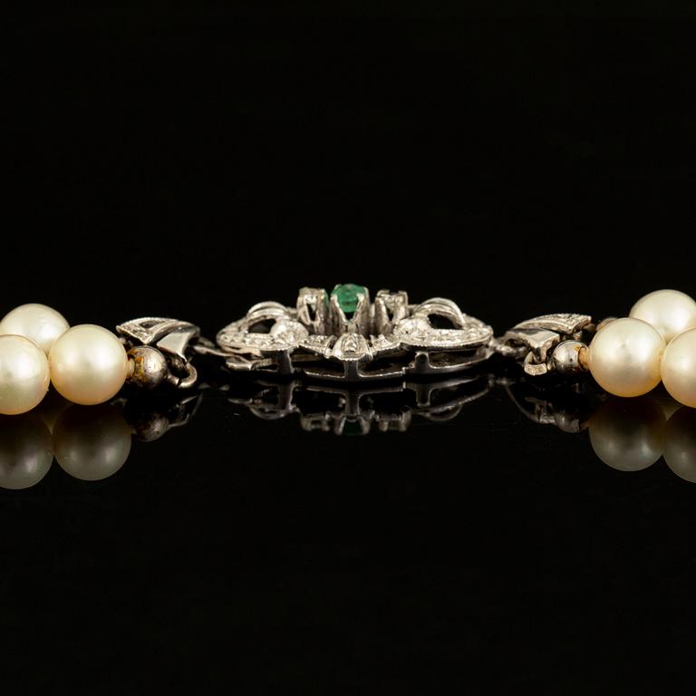 Cultured pearl necklace, clasp white gold with diamond and emerald.