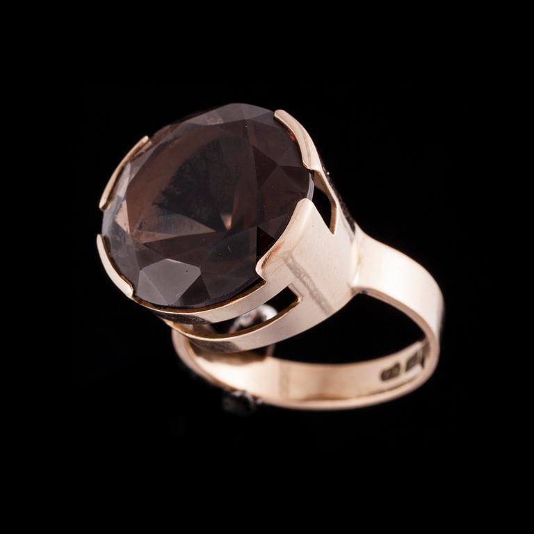 RING, 14K guld, rökkvarts. Juhani Hemmo Reivonen 1963, Åbo. Vikt ca 6,4 g.