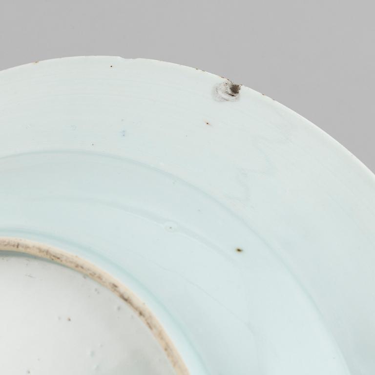 Five blue and white and imari export porcelain plates, Qing dynasty, Qianlong (1736-95).