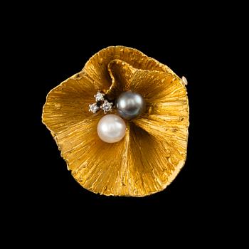311. Lotta Orkomies, A BROOCH, gold 18K, 3 diamonds, 2 pearls "Lecanora", A. Tillander Helsinki 1972. Weight 30 g.