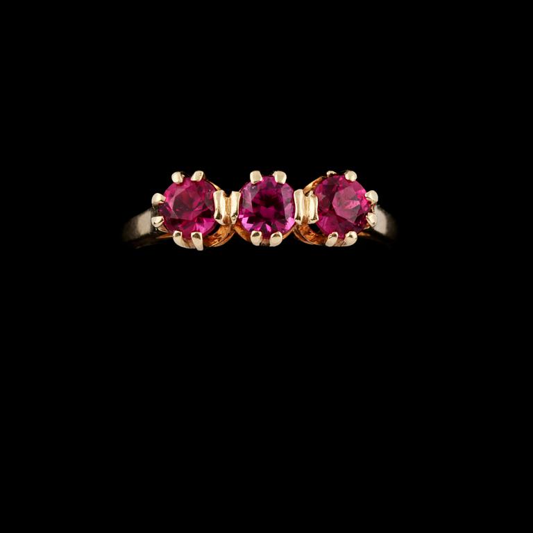 RING, 14K guld med 3 fasettslipade syntetiska rubiner. Vikt 3,3 g.