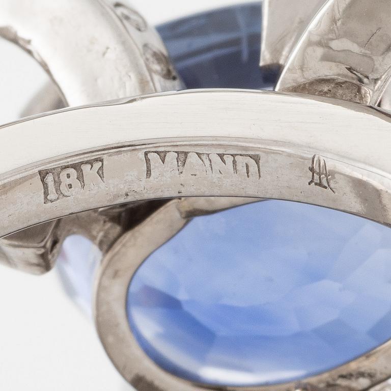 Ring, Mandelstam, 18K vitguld med safir och briljantslipade diamanter.