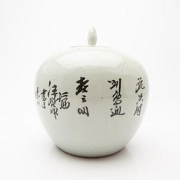 Lock urn, porcelain, China, second half of the 19th century.