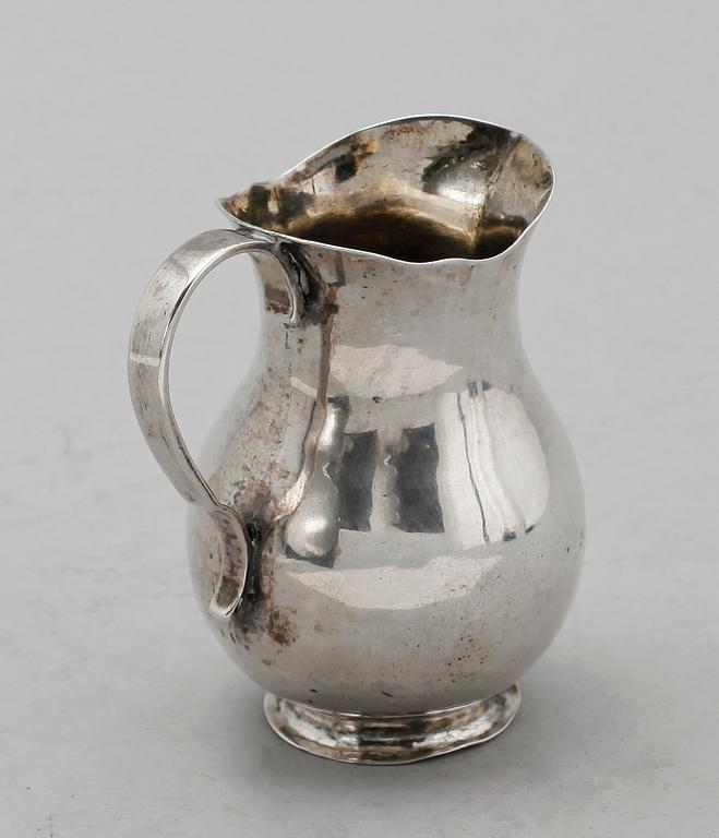 GRÄDDKANNA, silver, otydliga stämplar, Stockholm 1700-talets mitt. Vikt ca 64 g.