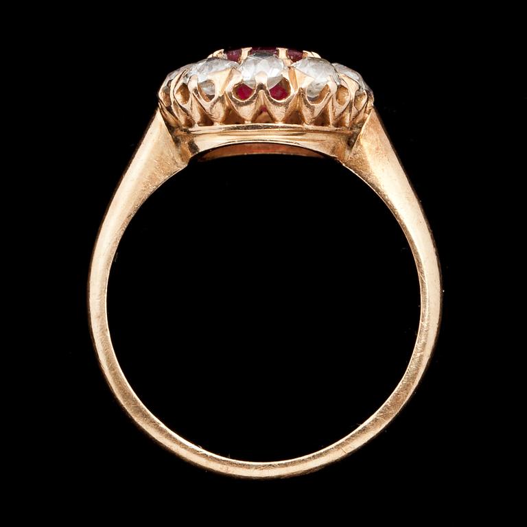 RING, 18k guld med antikslipade diamanter samt röd fasettslipad sten. Stockholm 1912.