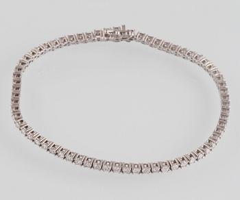 ARMBAND, 18K vitguld med briljantslipade diamanter ca 3.10 ct. Vikt 9,4 gram.