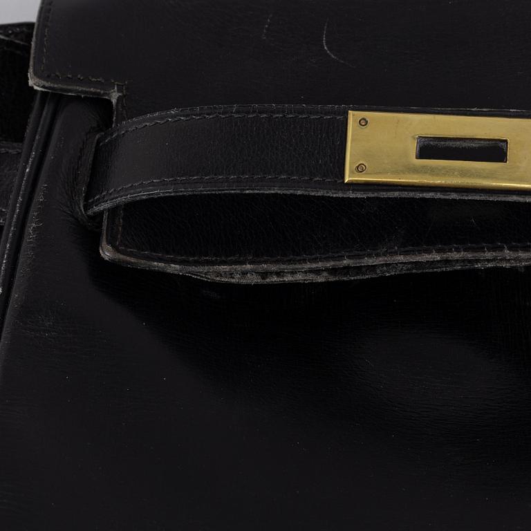 Hermès, a black leather 'Kelly' handbag.