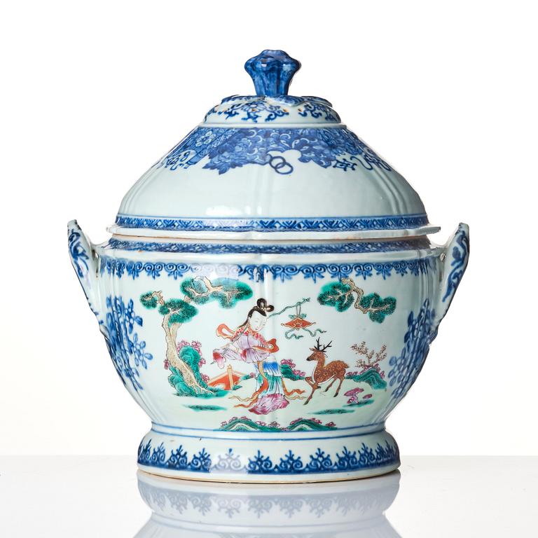 An underglaze blue and famille rose tureen with cover, Qing dynasty, Qianlong (1736-95).