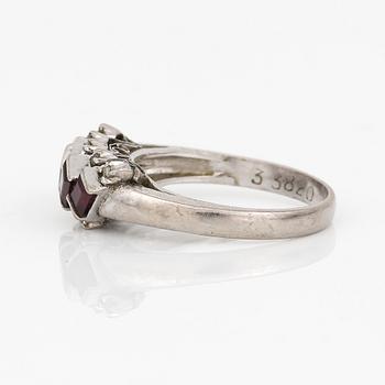 RING, 18k vitguld med små briljanter och rubiner.
