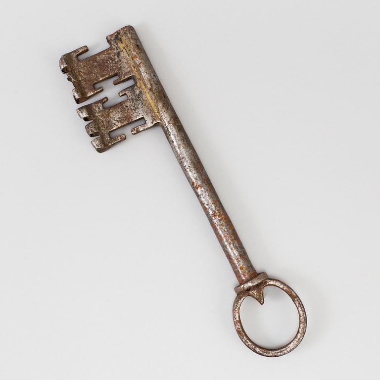 A metal key 17/18th century.