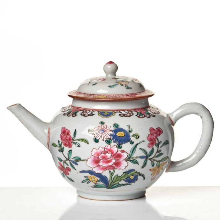 Tekanna med kopp och fat, porslin. Qingdynastin, 1700-tal.