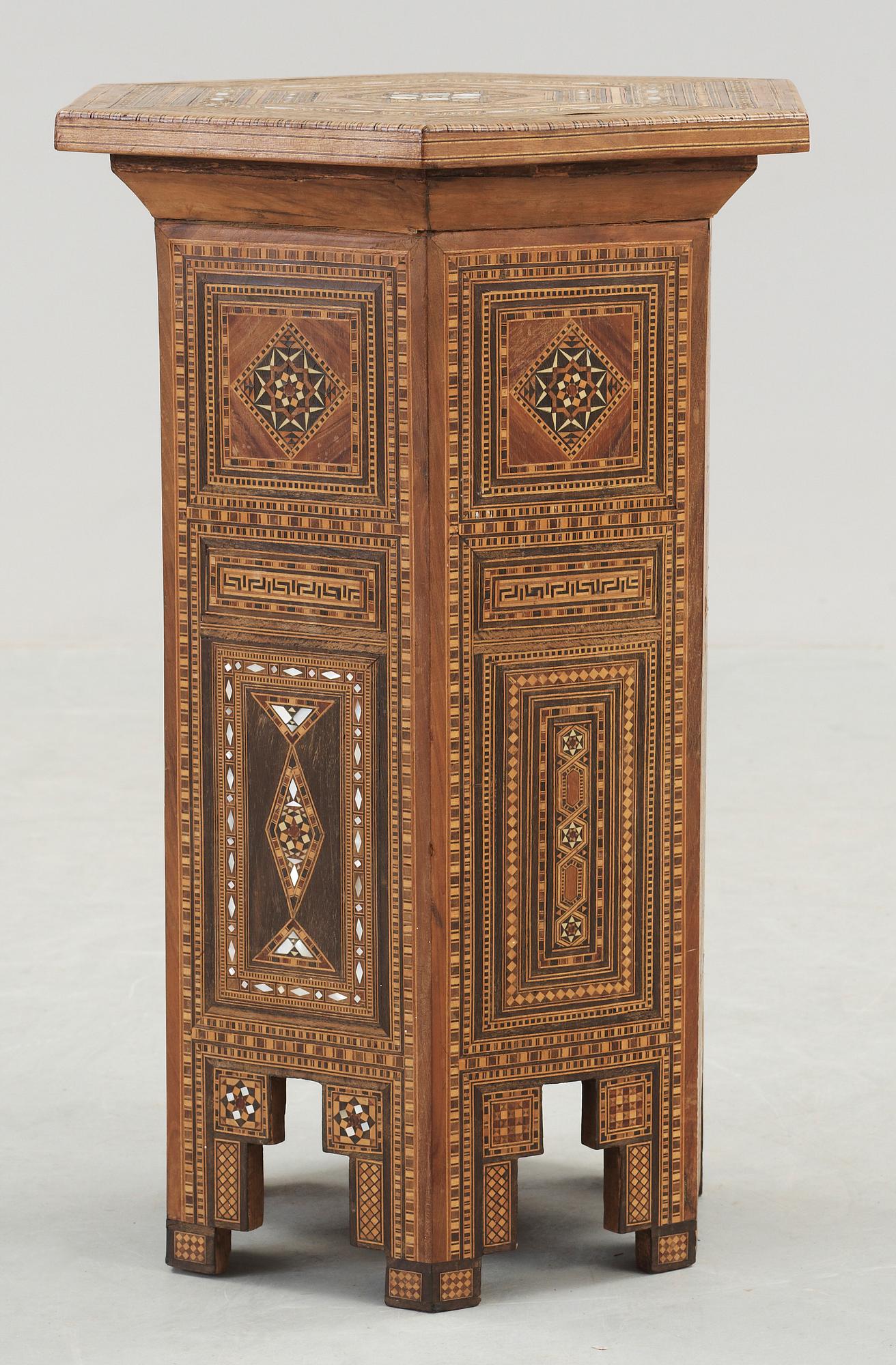 RÖKBORD, orientalisk, 1800-talets andra hälft.