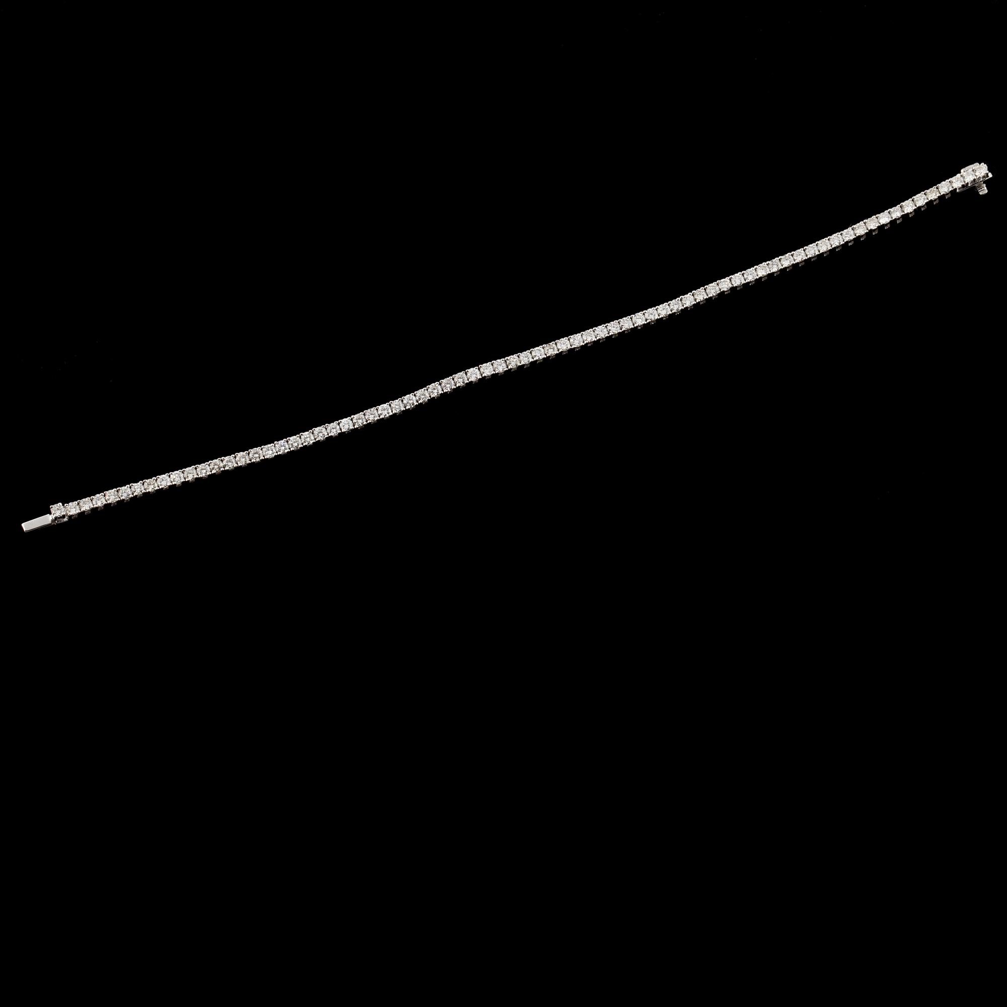ARMBAND, 18k vitguld med 74 briljantslipade diamanter, 4.03 ct. Vikt 11 g.