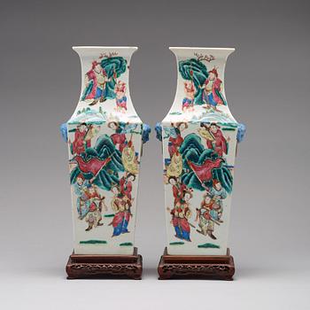 A pair of famille rose vases, Qing dynasty, 19th Century.