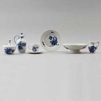 SERVISPORSLIN, 16 delar, porslin, "Blå blomst",  Royal Copenhagen.