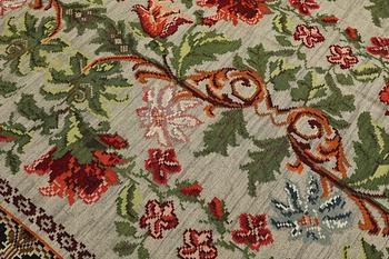 An older Bessarabian Kelim carpet, 286 x 200 cm.