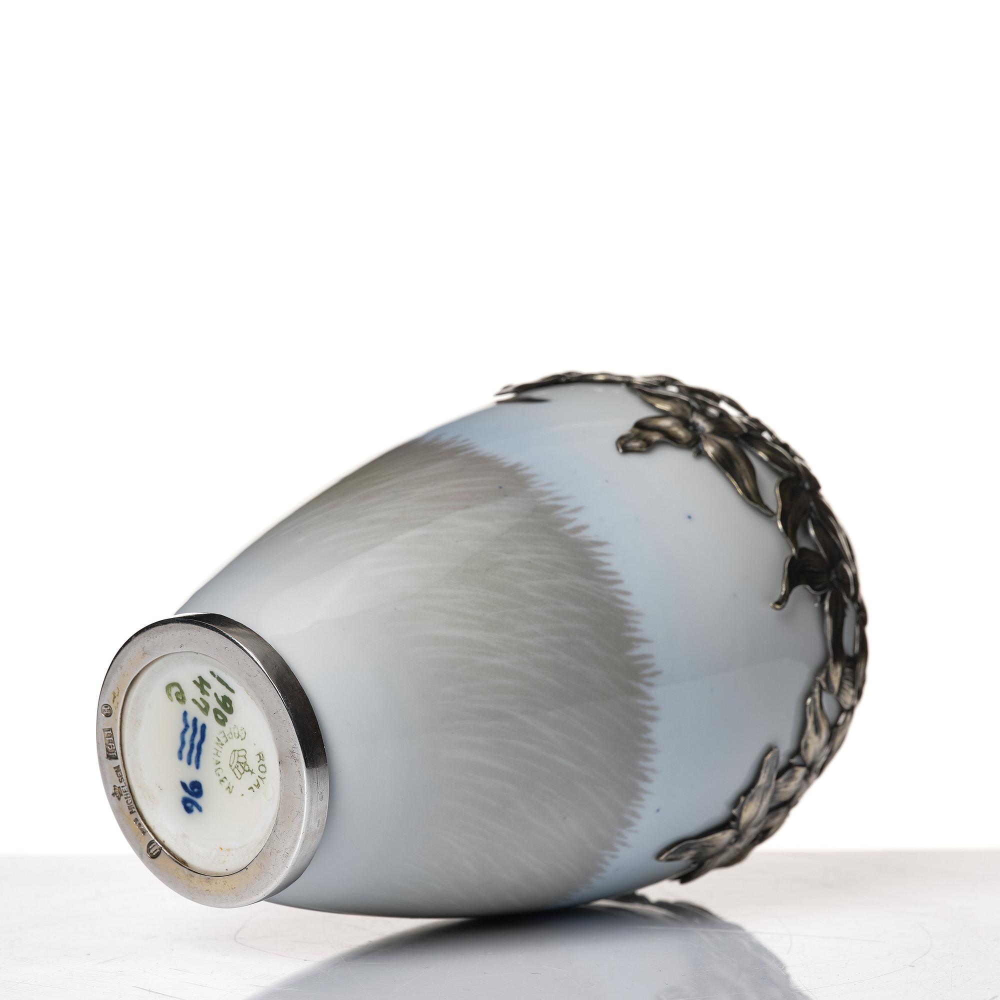 Anton Michelsen, & Royal Copenhagen, vas, porslin med mynning och fot av sterlingsilver, Köpenhamn 1911.
