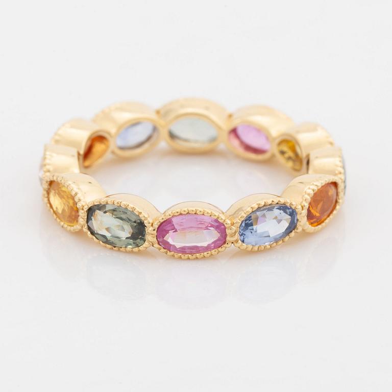 Oval multicoloured sapphire ring.