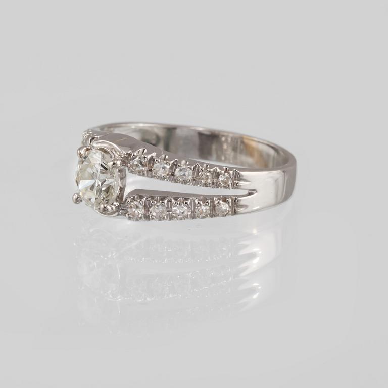 RING, 18K vitguld med briljantslipad diamant ca 0.70 ct samt 20 åttkantslipade diamanter. Vikt 3,7 gram.