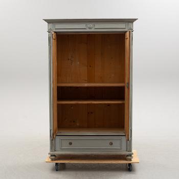 KLÄDSKÅP, omkring år 1900.