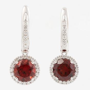 Earrings 18K white gold with garnets and brilliant-cut diamonds.