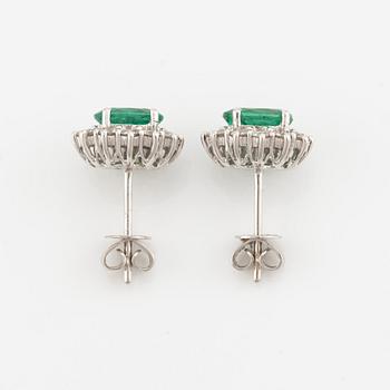 Earrings, one pair, 18K white gold with emeralds and brilliant-cut diamonds.