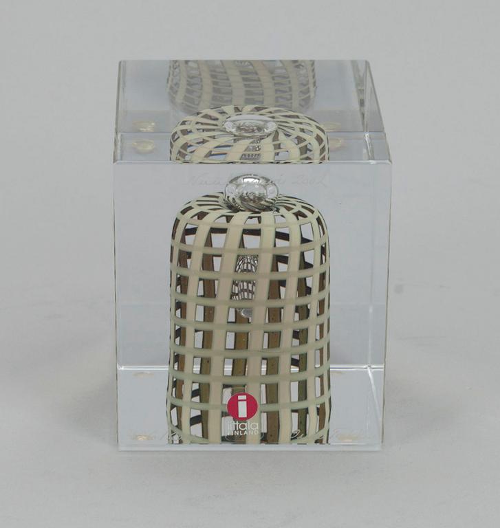 ÅRSKUB, glas, signerad Oiva Toikka, Nuutajärvi 2002, numrerad 426/2000.