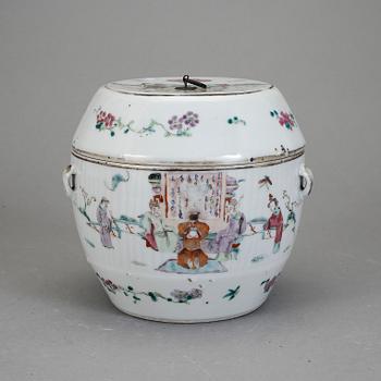 KAROTT MED LOCK, porslin, Kina omkring 1900.