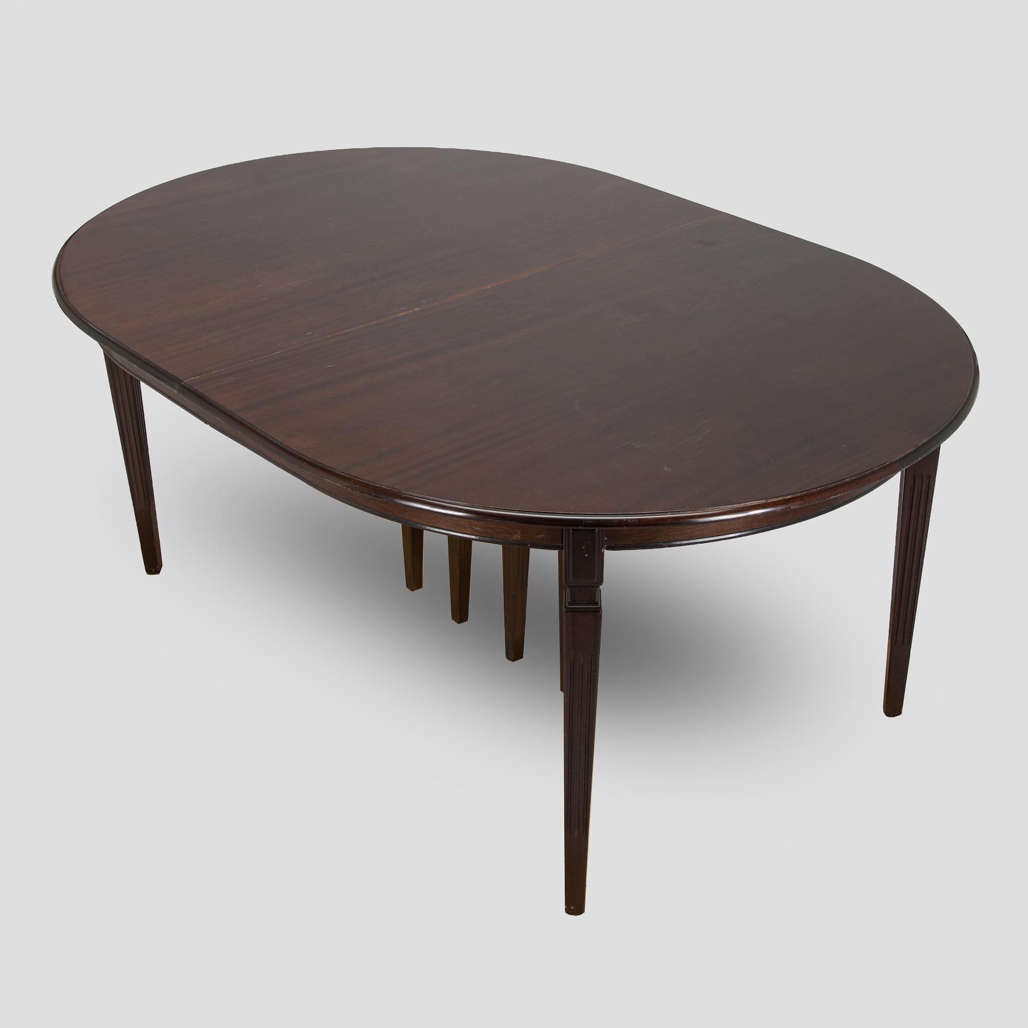 A dining table, Hepplewhite style, later half of the 20th century.