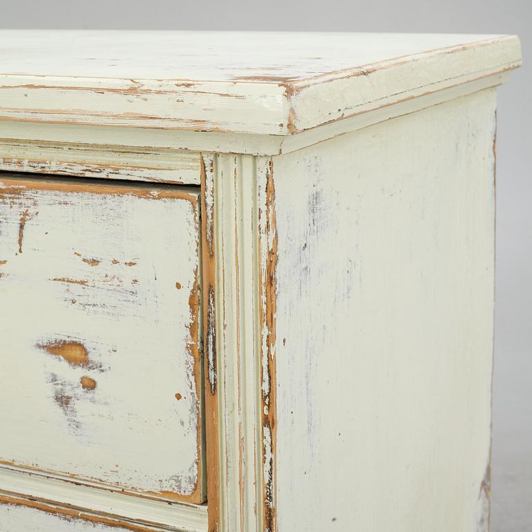 A chest of drawers, early 20th Century.