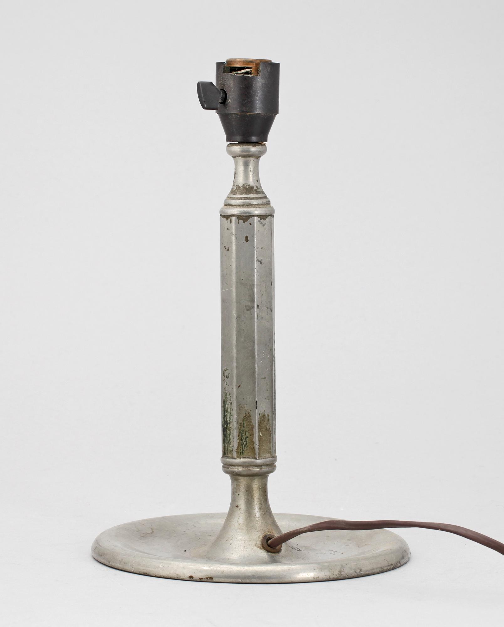 BORDSLAMPA, tenn, Firma Svenskt Tenn, 1927.