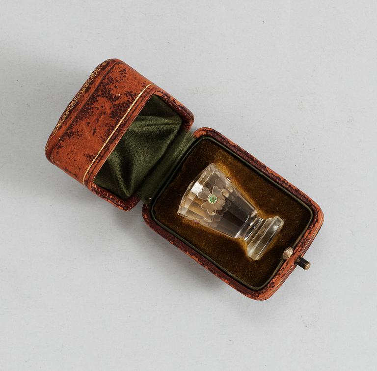 SIGILL, skuren bergkristall med i guld infattade blå safirer, rubiner och troligen tsavorit. Sekelskifte 1900.