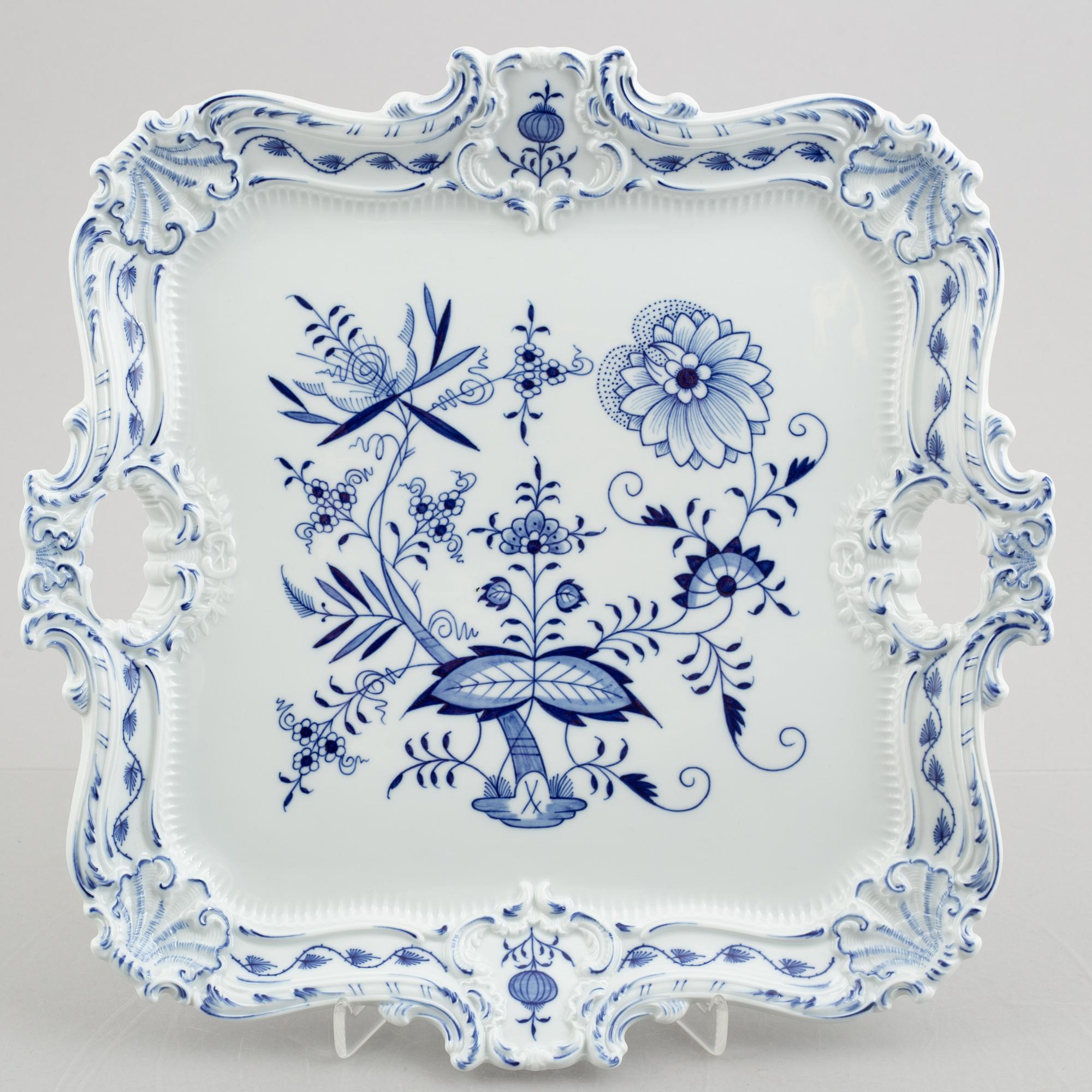 29 pieces of a "Zwiebelmuster" porcelain service, Meissen, Germany.